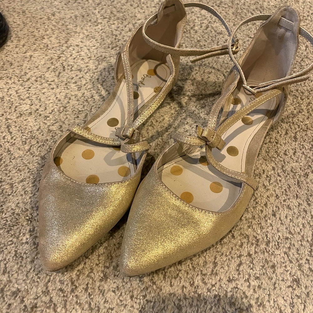 Gold metallic Boden bow flat size 39.5 (approx 9)